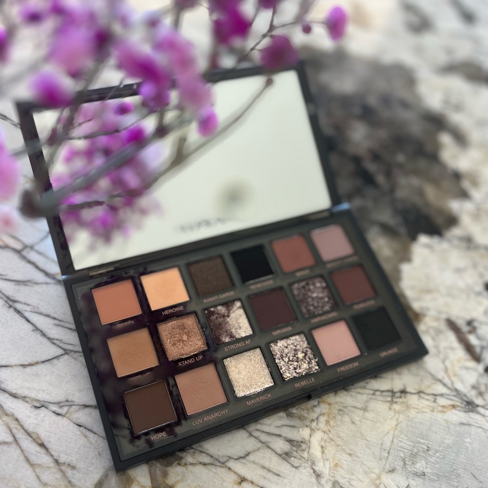 HUDA BEAUTY Pretty Grunge Eyeshadow Palette